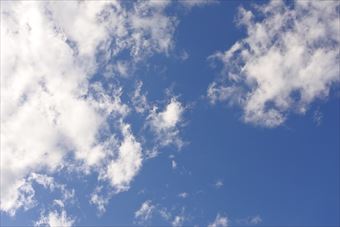 雲がぷかぷか浮いている
