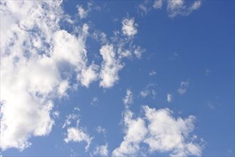 よく晴れています。雲が流れています