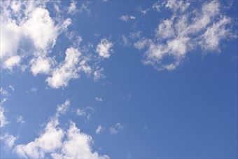 青い空。白い雲。