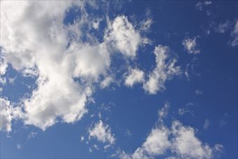 よく晴れていますが雲が多いです