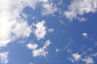 いいお天気です。雲が流れていきます