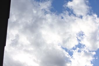 空を見上げました。青い空、白い雲