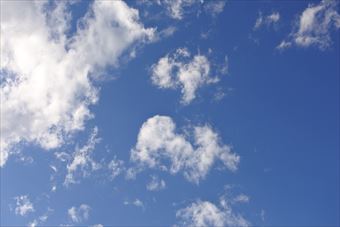 夏の空。雲の白