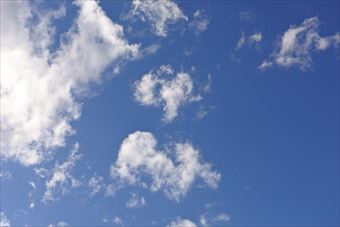 青い空に白い雲