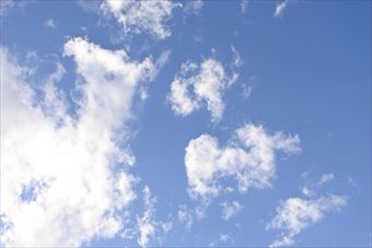 お天気がいいです。空が青いです。