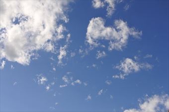 真っ青な空。白い雲。