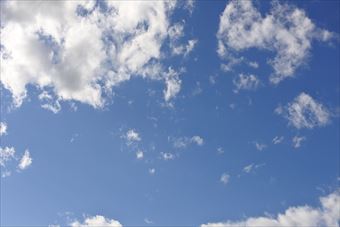 真っ青な空に白い雲