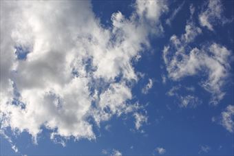 青空。雲が浮かんでる。