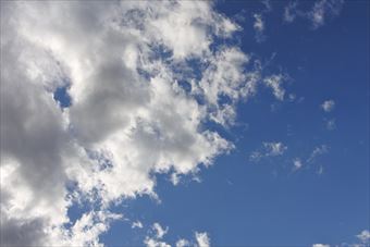 雲が流れていく。晴れから曇りへ
