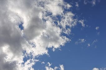 青い空と白い雲。黒い雲。