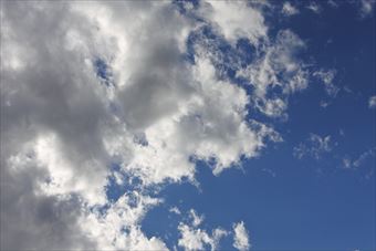 真っ青だな。黒い雲も湧いてきた