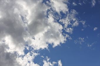 まっさおな空。夕立ちきそうな雲。