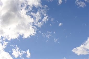 白い雲と青い空