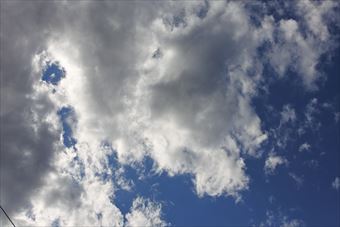 空、青と白