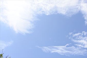 青い空にたなびく雲