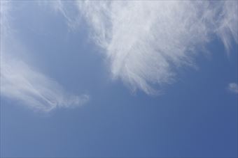 青い空にたなびく白い雲