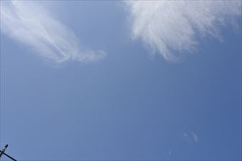 白い雲がたなびいています