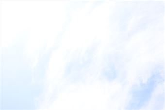 太陽がまぶしい真夏の空