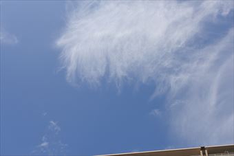 雲がゆっくり流れていきます