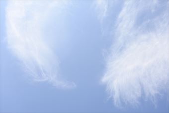 空が眩しい。真夏の空