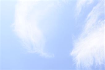 まぶしいな。真夏の空