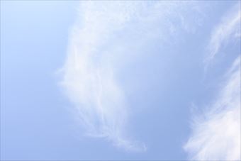 どこかへでかけたくなる。そんな空