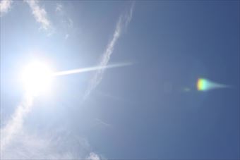陽ざしがまぶしいです。真夏の空です
