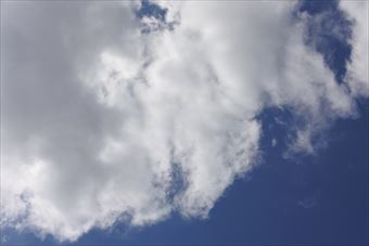 真っ青な空。白い雲。気持ちよく晴れています