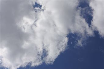 どこかへ出かけたくなるね。こういう空を見ていると