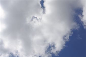 真っ白い雲がきれいです。感動です