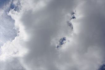 夕立ちがきそうです。よく晴れていたのだけれど