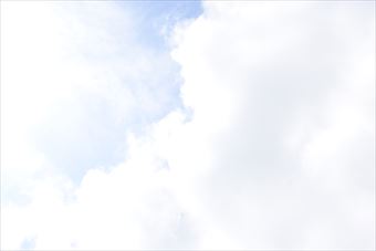 今日の天気は曇りです。でも空は明るいよ