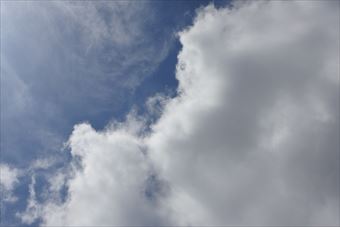 青い空、白い雲、見上げていると時間が経つのを忘れます