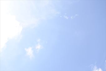 まぶしい夏の太陽。青い空