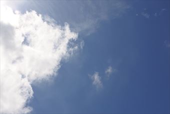 空を見上げていると自由になった気がする