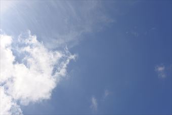 空を見ていると自由になれた気がするの