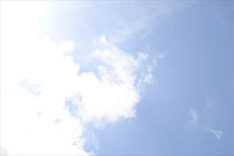 雲が多いですが晴れています