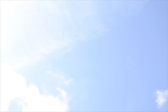 まばゆい太陽の光。夏の空