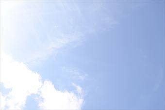 太陽の光がまぶしいです。快晴です