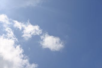 きれいな空です。白い雲が浮かんでいます