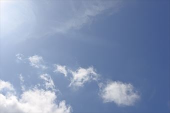 きれいな空だなぁ。白い雲、青い空