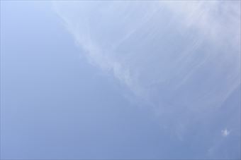 きれいな空です。雲が帯状です