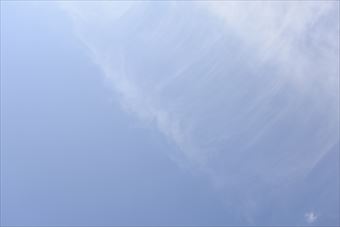 不思議な形の雲を見つけました