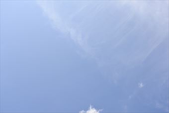 青い空、たなびく雲