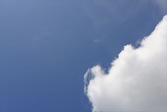 青空が広がっています。白い雲ぽっかりと