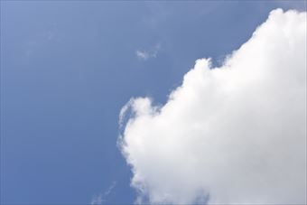 白い雲が綿あめみたい