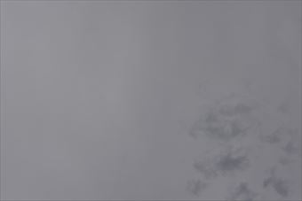 黒い雲で覆われています