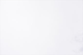 雲で覆われ真っ白な空