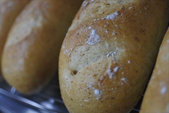 焼き立てのパンが店に並んでいます