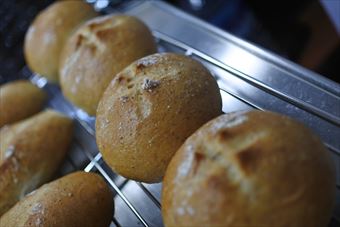 パン屋さんの写真。焼き立てです